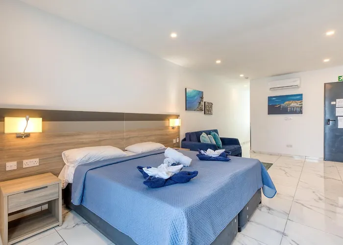 Stylish In Bay Square Appartement