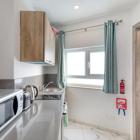 Stylish In Bay Square Apartment