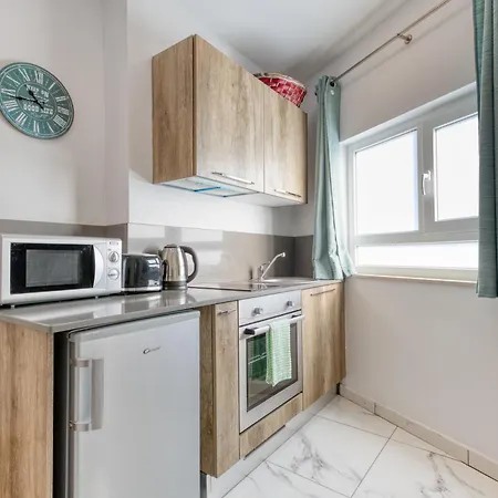 Stylish In Bay Square Apartment