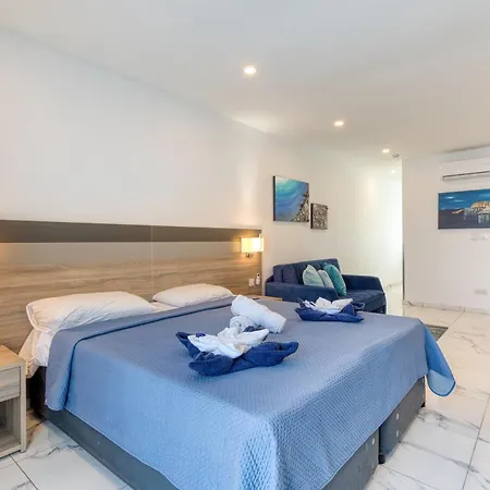 Stylish In Bay Square Apartment