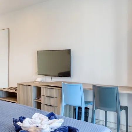 Stylish In Bay Square Apartment