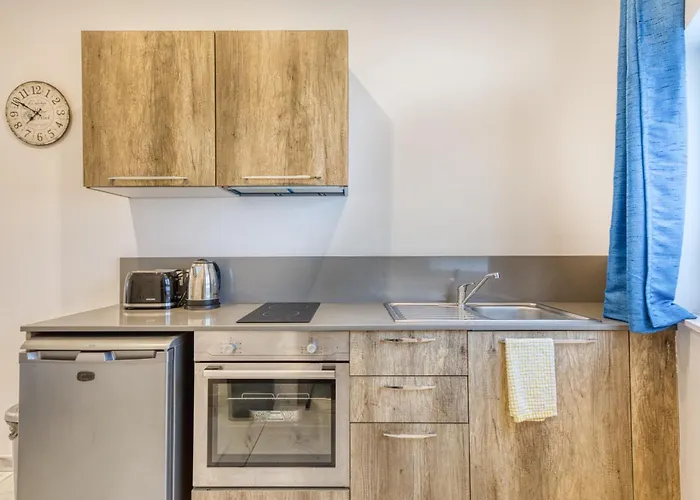 Stylish In Bay Square *