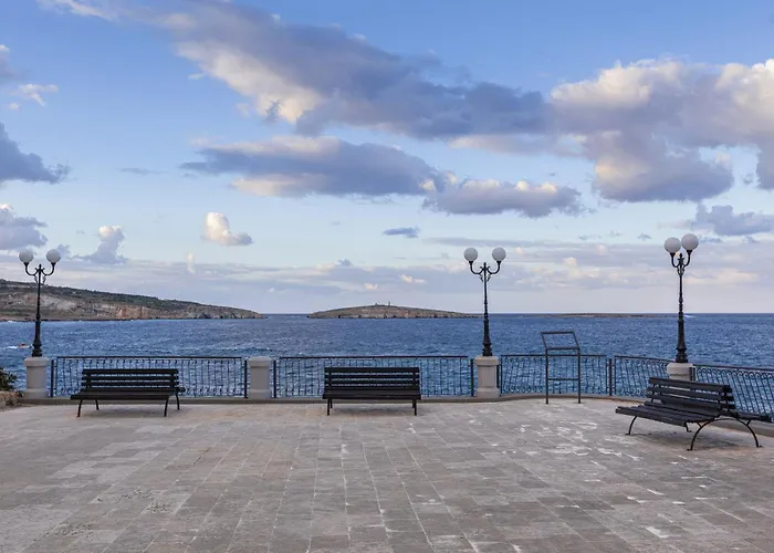 Stylish In Bay Square Apartment