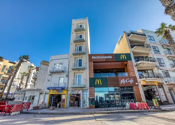 Stylish In Bay Square Appartamento