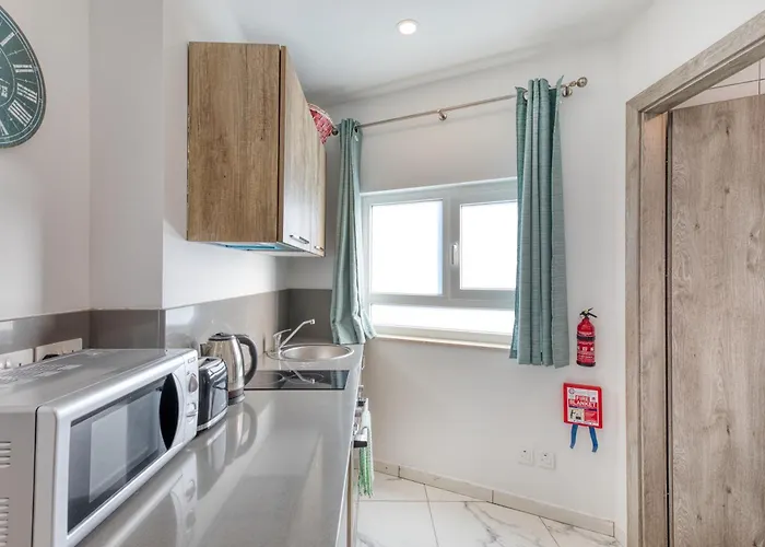 Stylish In Bay Square Apartment