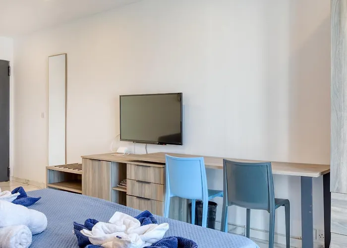 Stylish In Bay Square Apartment