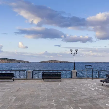 Stylish In Bay Square Апартаменты