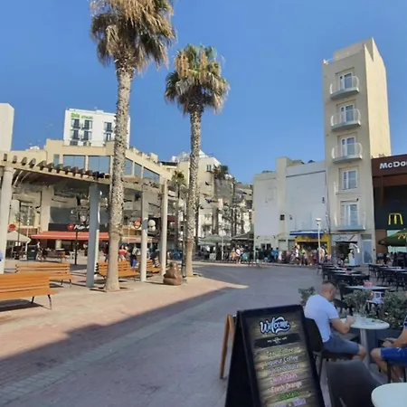 Апартаменты Stylish In Bay Square