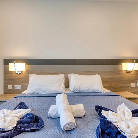 Stylish In Bay Square Апартаменты *