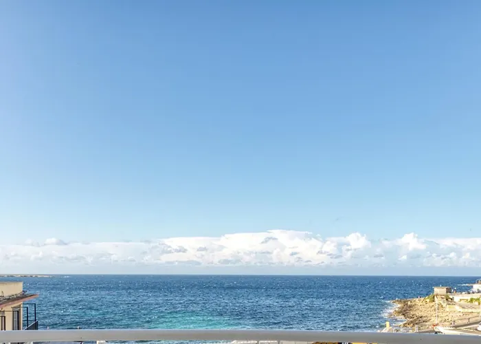 Stylish In Bay Square Daire