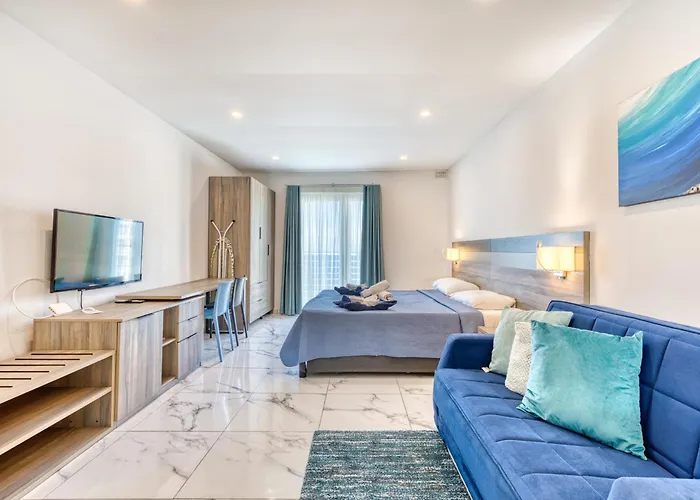 Stylish In Bay Square Daire *